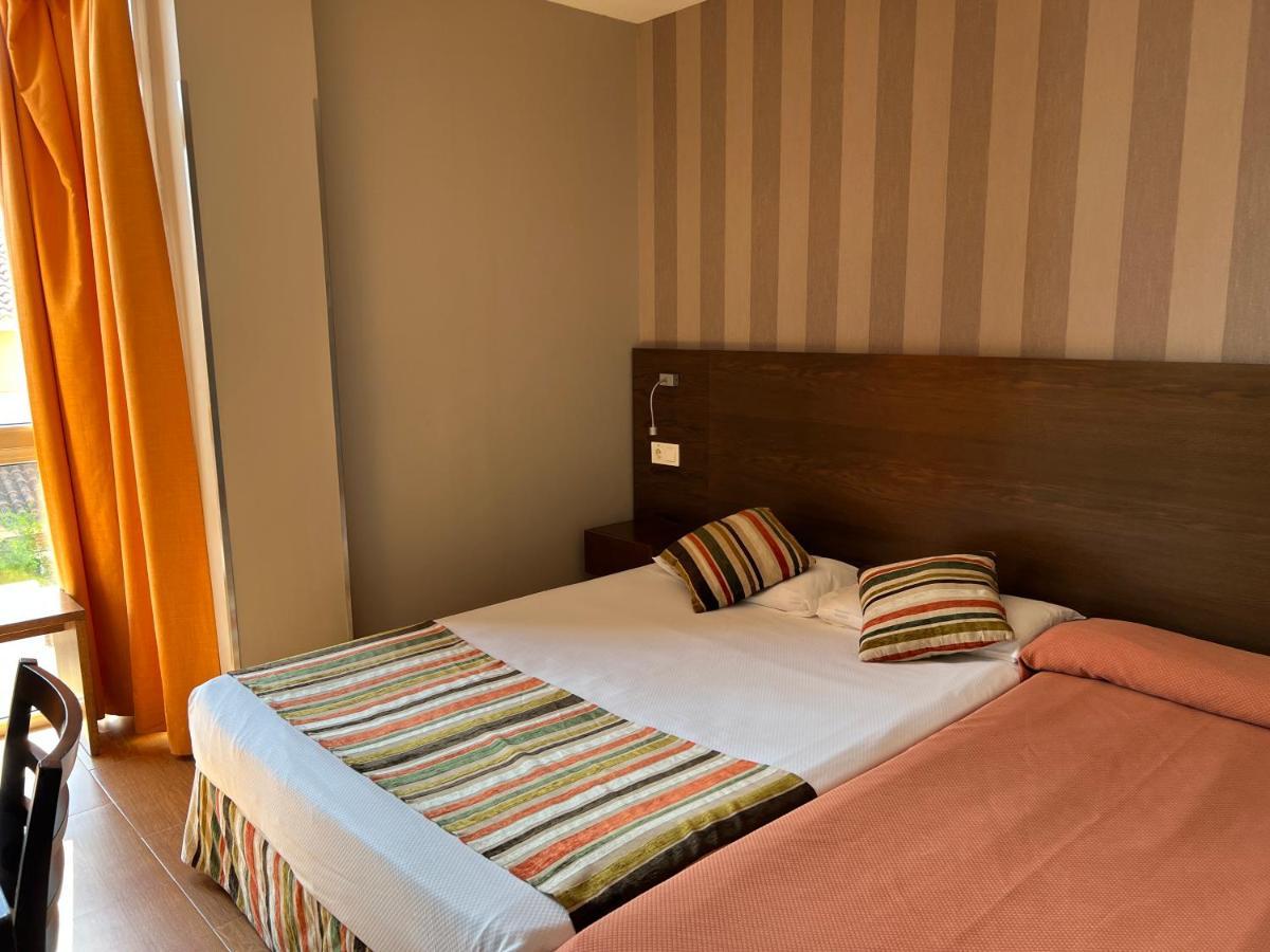 Hostal Los Coronales Madrid Exterior foto