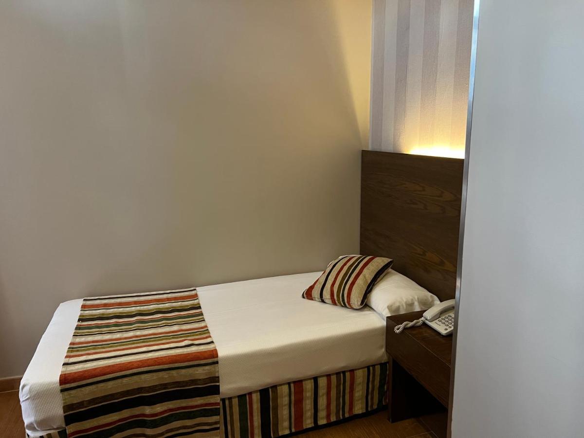 Hostal Los Coronales Madrid Exterior foto