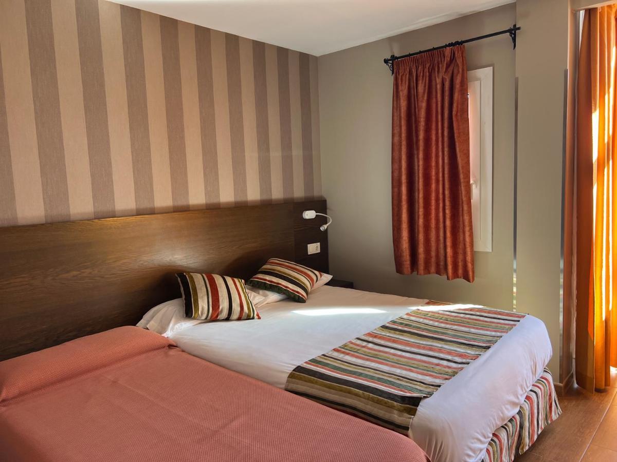 Hostal Los Coronales Madrid Exterior foto